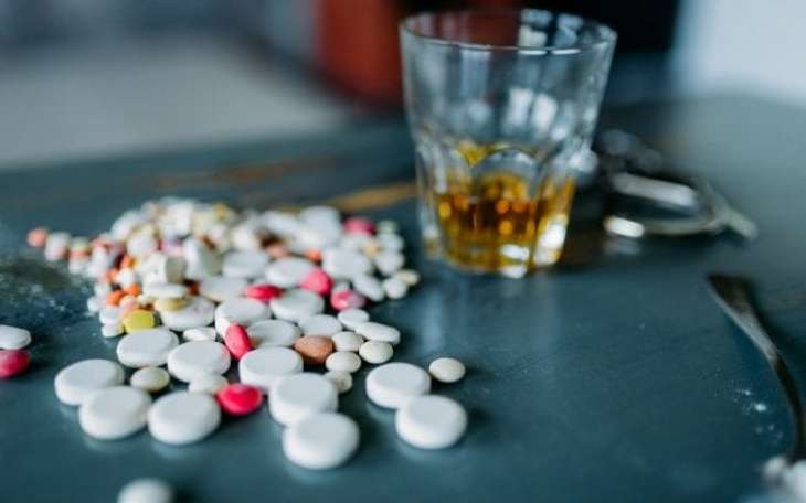 Названы лекарства, которые категорически нельзя совмещать с алкоголем
