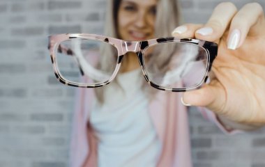 Правда чи міф: наскільки контактні лінзи або окуляри шкодять очам