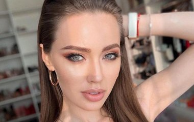 Мама Анастасии Костенко продемонстрировала пышные формы в купальнике