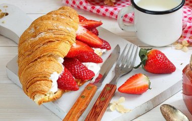 Идеальный завтрак: сытный круассан с клубникой