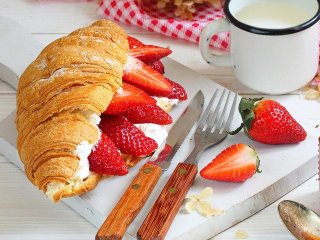 Идеальный завтрак: сытный круассан с клубникой