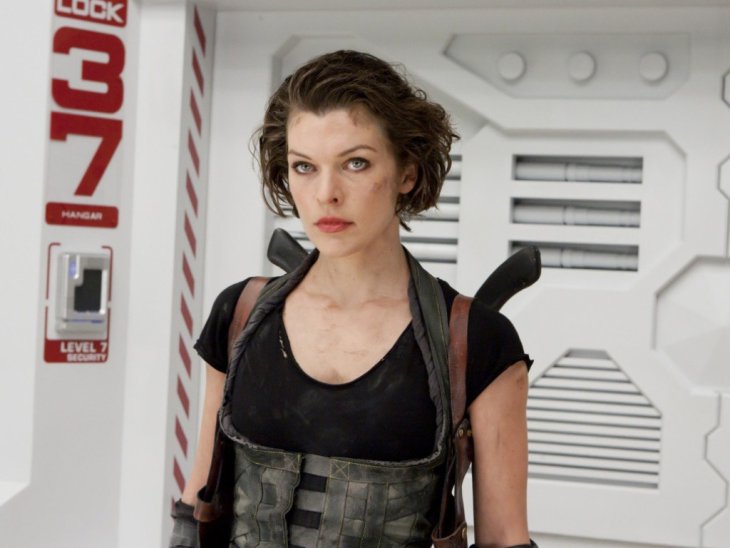 В сети обсуждаю фото сильно располневшей Миллы Йовович на последнем месяце беременности