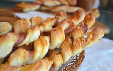 Слоеные палочки с ветчиной