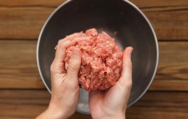 Що додати до фаршу, щоб приготувати ідеальні котлети