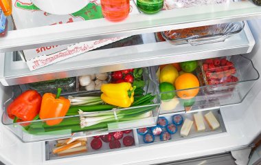 Не кладите молоко и яйца в дверцу: как хранить продукты в холодильнике, чтобы они не портились