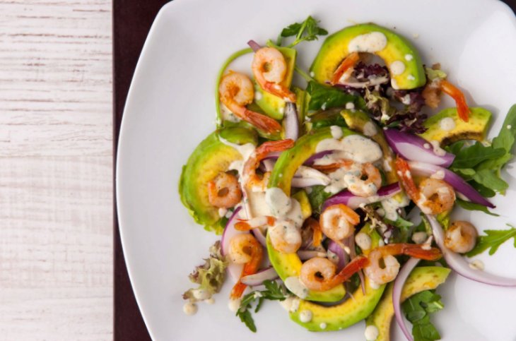 Варианты приготовления простых салатов с кальмарами и грибами