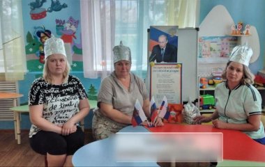У Росії вчителі вдягнули шапочки з фольги для захисту від НАТО: фото та відео