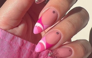 Трендовый маникюр в стиле Barbiecore, который следует повторить до конца лета.