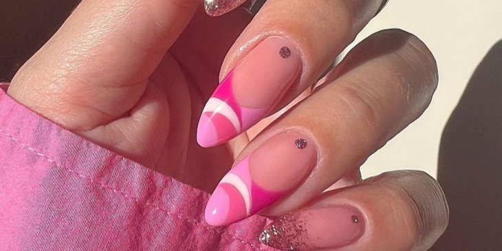 Трендовый маникюр в стиле Barbiecore, который следует повторить до конца лета.