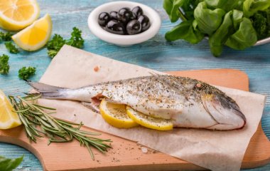 Рыба, запеченная в фольге, с луком, чесноком, лимоном и травами