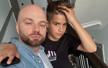 Слава Демин показал подросшего сына-красавца на общем селфи