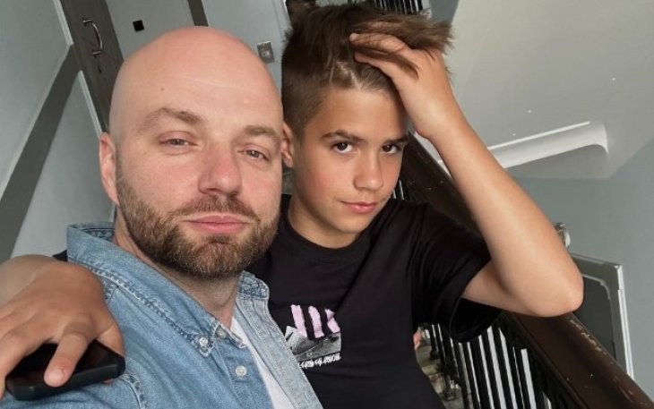 Слава Демин показал подросшего сына-красавца на общем селфи