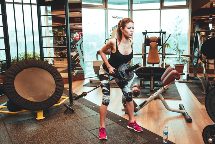 5  простых упражнений, которые помогут сохранить форму во время зимних праздников