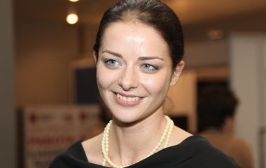 Марина Александрова гуляет по цветущим полям в Японии