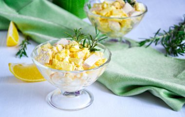 Неймовірно смачний салат з курячою грудкою та ананасами