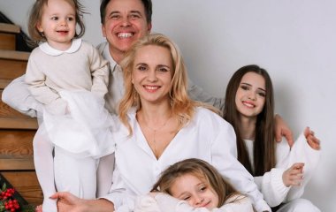 Лілія Ребрик показала одразу трьох підрослих доньок і підбадьорила у період відключення світла