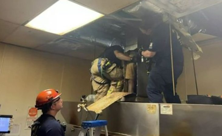 Попытавшись выбраться из ресторана на крышу, мужчина застрял в трубе (ФОТО)