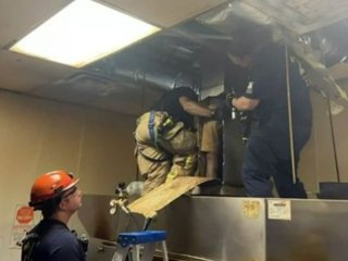 Попытавшись выбраться из ресторана на крышу, мужчина застрял в трубе (ФОТО)
