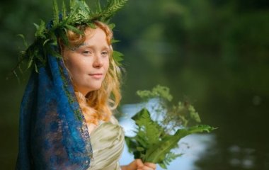 Жінка, яка вийшла заміж за річку, зламала ногу, плаваючи в ній (фото)