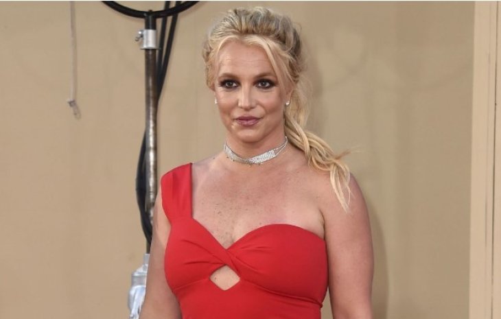 Бритни Спирс после развода с Сэмом Асгари показала, как ее целует другой мужчина