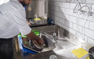 Як легко й без хімії видалити пригорілий жир зі сковороди за допомогою популярного овоча