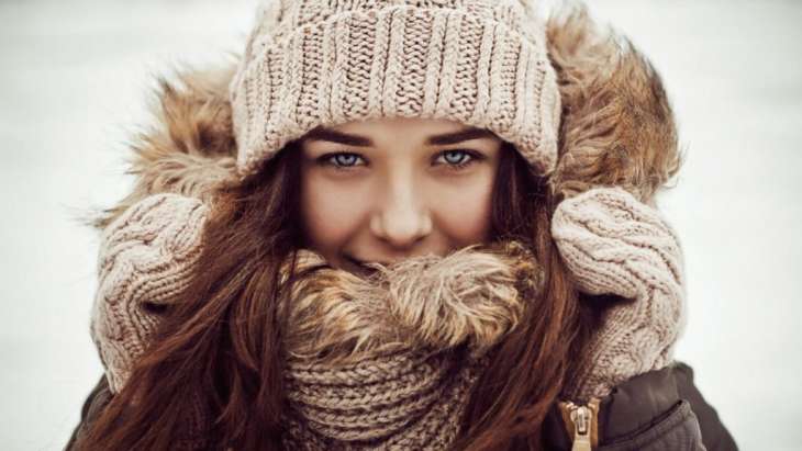 Монохром и oversize: самые распространенные ошибки при сочетании шапки и шарфа зимой (фото)