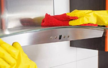 Просто замочите в этом растворе: Как легко очистить вытяжку на кухне от жира