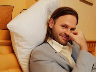 Відомий український співак позбувся довгого волосся й кардинально змінив імідж: фото до та після