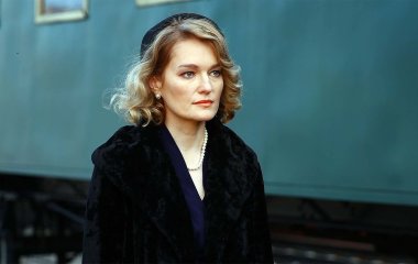 Виктория Толстоганова вышла в свет в платье с очень высоким разрезом