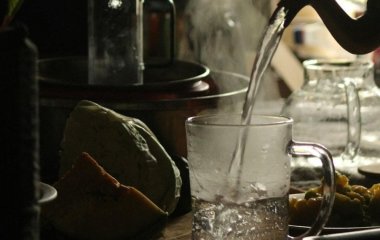 Гаряча вода для схуднення: що кажуть лікарі і чи працює це насправді
