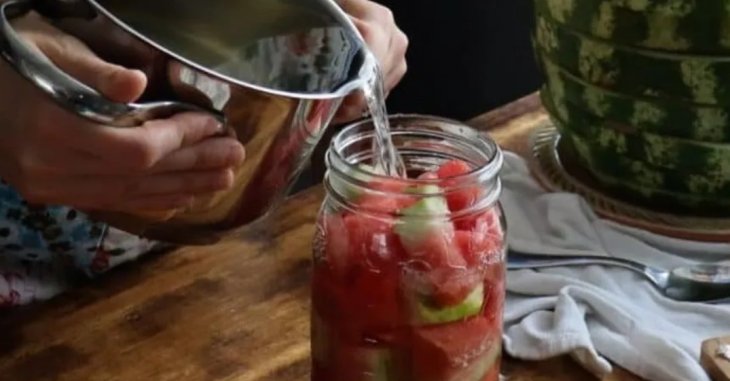 Как вкусно замариновать арбуз на зиму: с чесноком и лавровыми листьями