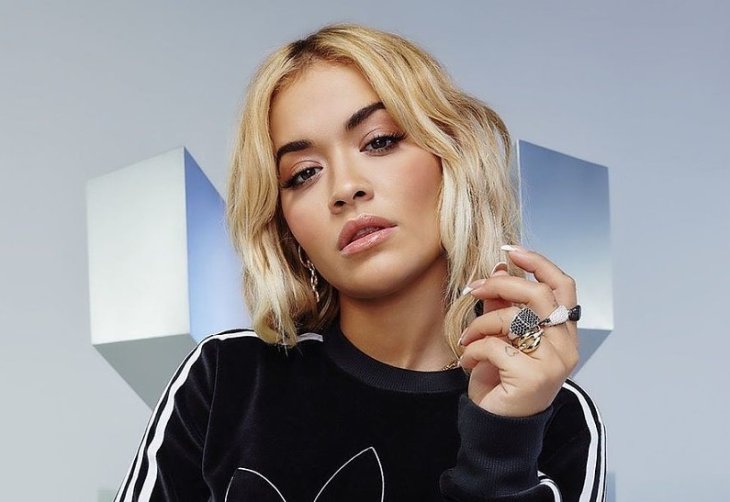 Это очень горячо: Рита Ора похвасталась фигурой в купальнике