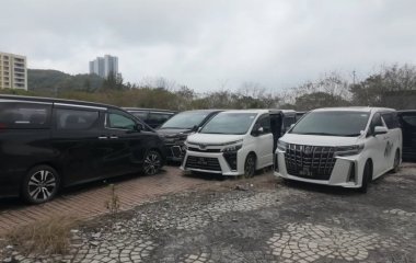 Блогер знайшов покинутий автопарк у закритому готелі: колекція машин вражає (відео)