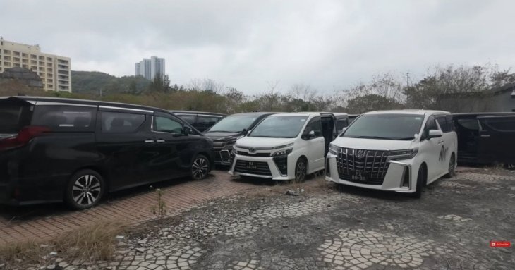 Блогер знайшов покинутий автопарк у закритому готелі: колекція машин вражає (відео)