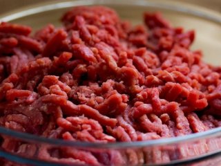 Чому лід рятує пересолений фарш: кулінарний лайфгак, про який рідко говорять шеф-кухарі