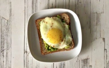 Тосты с авокадо и беконом: рецепт невероятно вкусного завтрака