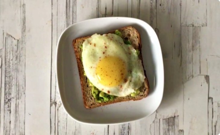 Тосты с авокадо и беконом: рецепт невероятно вкусного завтрака
