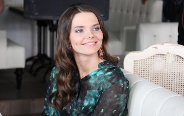 Елизавета Боярская в ярком платье вышла на прогулку с сыновьями