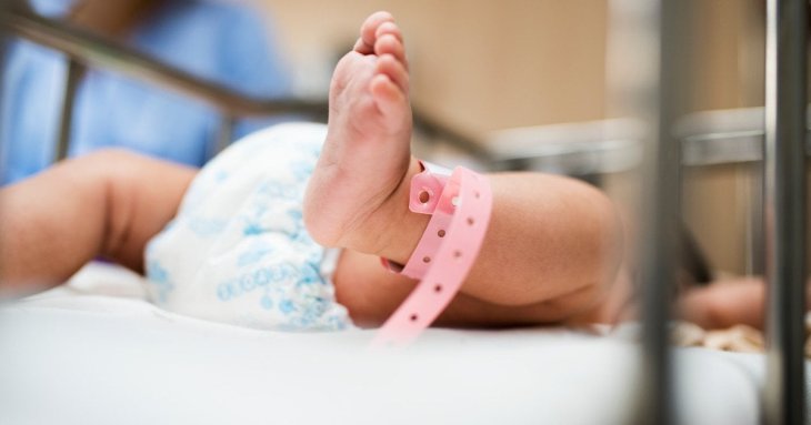 Жили за 4 км одна від одної: дві жінки випадково дізналися, що їх переплутали в пологовому