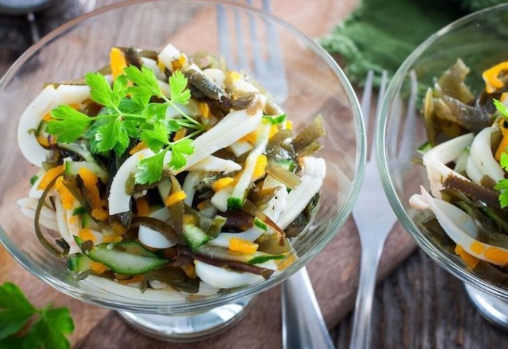 С мыслями об отпуске: легкий салат из морской капусты и кальмаров