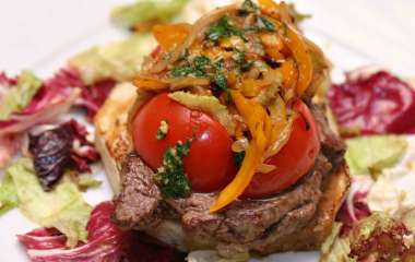 Рулет из филе ягненка с зеленью и лук-порей в сметане