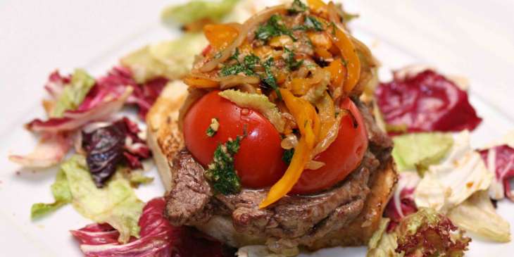 Рулет из филе ягненка с зеленью и лук-порей в сметане