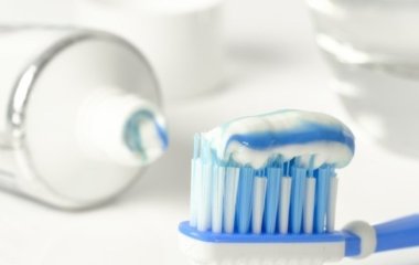 Стоматологи пояснили небажаність чищення зубів після сніданку