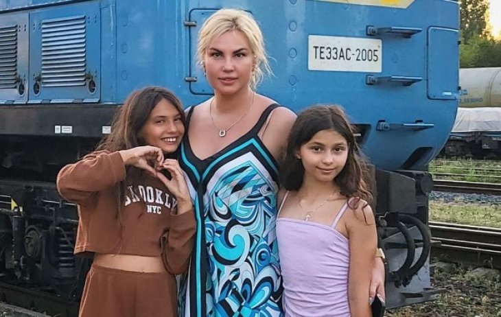 Камалия со слезами на глазах показала, как отдала дочерей экс-мужу Мохаммаду Захуру