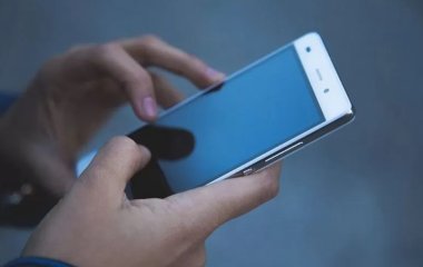 Офтальмолог розповів, скільки годин можна користуватися смартфоном без шкоди для очей