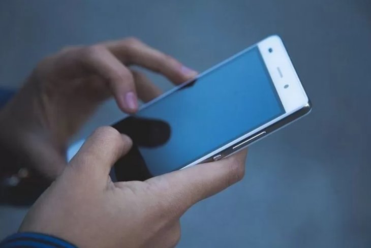 Офтальмолог розповів, скільки годин можна користуватися смартфоном без шкоди для очей