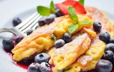 Для тех, кто любит сладенькое на завтрак: рецепт вкусного омлета с черникой за 15 минут