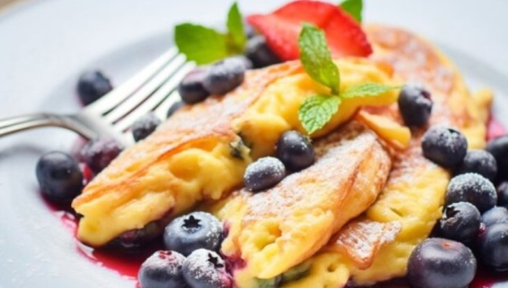 Для тех, кто любит сладенькое на завтрак: рецепт вкусного омлета с черникой за 15 минут