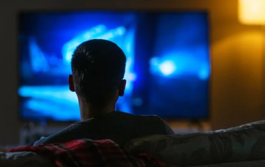 Чи справді перегляд телевізора зблизька зіпсує зір
