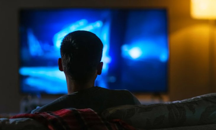Чи справді перегляд телевізора зблизька зіпсує зір